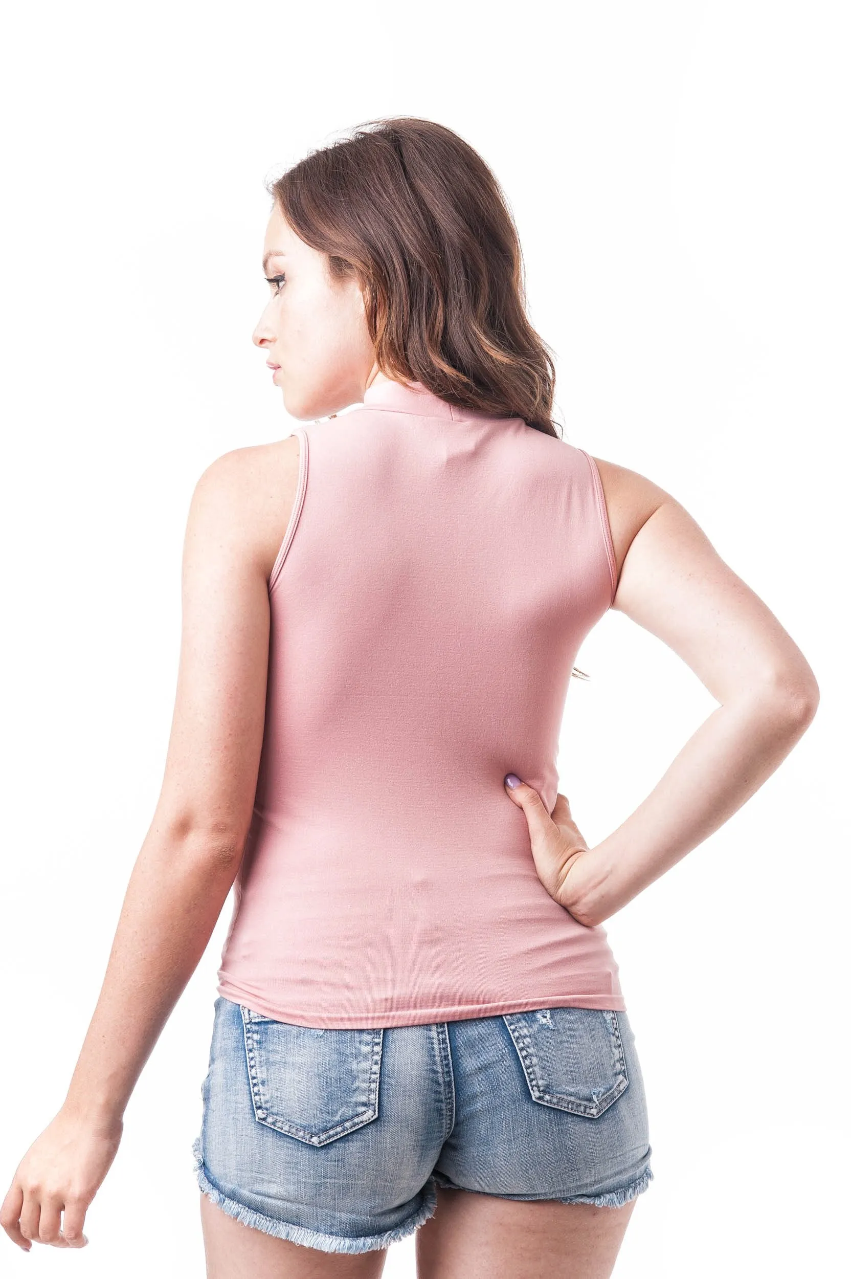 Sleeveless One Size Solid Choker Scoop Neck Top
